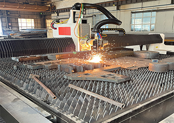 Ground-rail laser flame composite cutting machine