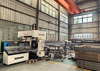 Side-mounted automatic loading and unloading laser pipe cutting machine